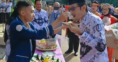 SMA Negeri 3 Medan Laksanakan Upacara Dan Pemotongan Nasi Tumpeng Syukuran Hari Guru Nasional