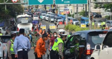 Personil kepolisian saat melakukan pengaturan lalu lintas di Puncak Wisata Bogor. (int/nmtcpolri)