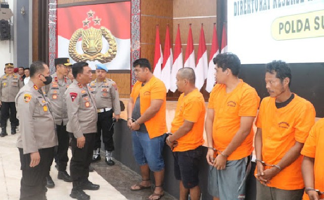 Kapolda Sumut, Irjen Pol Drs RZ Panca Putra Simanjuntak MSi saat paparkan para pelaku penembakan mantan anggota DPRD Langkat di Aula Mapolda Sumut. (Jhonson Siahaan)