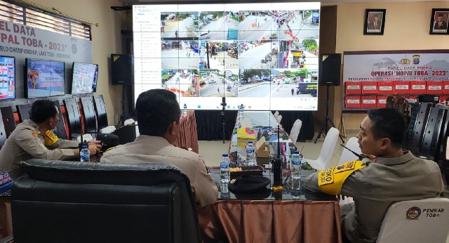 Kapolda Sumut, Irjen Pol Drs RZ Panca Putra Simanjuntak MSi saat melakukan peninjauan kegiatan F1 Powerboat di Kota Balige, melalui kamera CCTV. (ist/dok)