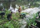 Satgas Yonif 125/SMB Karya Bakti Bersihkan Sungai Bersama Masyarakat Cegah Terjadinya Banjir